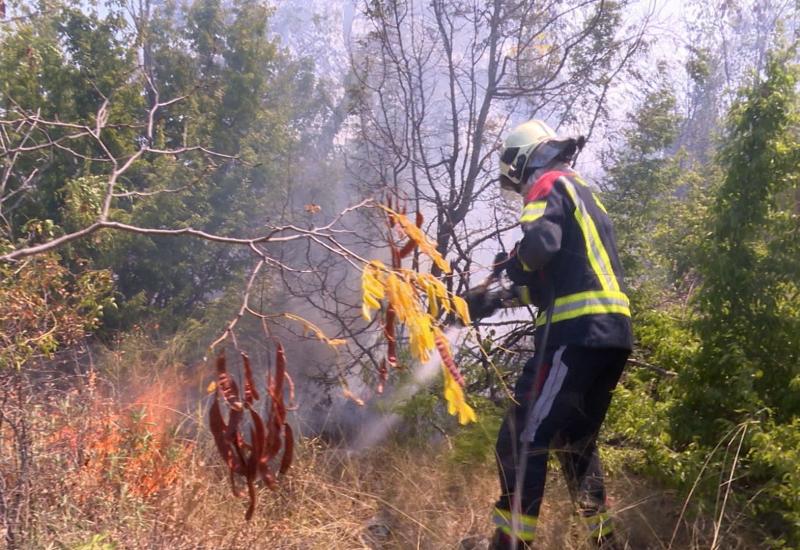 Požar kod Mostara i dalje aktivan - gašenje otežava vjetar